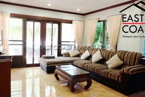 Casa de 5 dormitorios en Pattaya, Tailandia № 212408 - foto 2