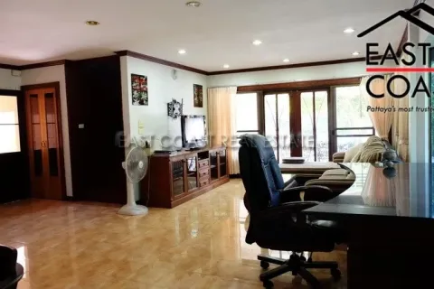 Casa de 5 dormitorios en Pattaya, Tailandia № 212408 - foto 4