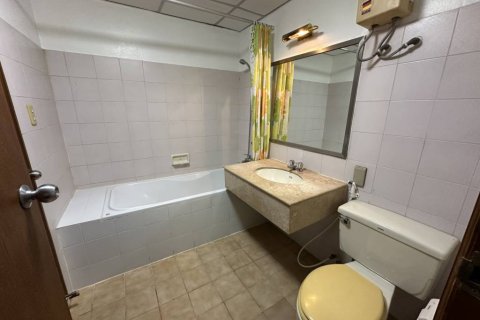 Condo in Bangkok, Thailand, 2 bedrooms  № 157354 - photo 10