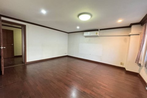 Condo in Bangkok, Thailand, 2 bedrooms  № 157354 - photo 4