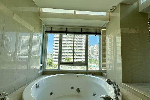 Condo à Watthana, Bangkok, Thaïlande, 2 chambres № 201037 - photo 7