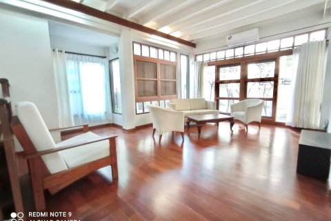 House in Bangkok, Thailand 4 bedrooms № 157539