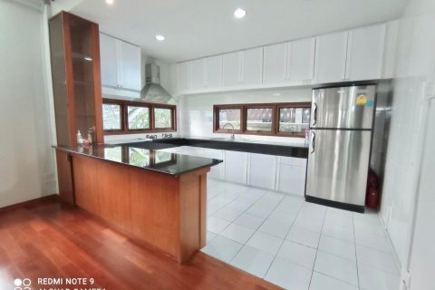 House in Bangkok, Thailand 4 bedrooms № 157539 - photo 11