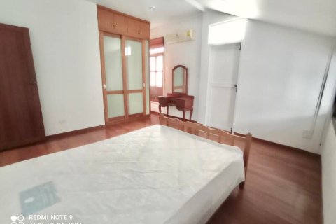 House in Bangkok, Thailand 4 bedrooms № 157539 - photo 5