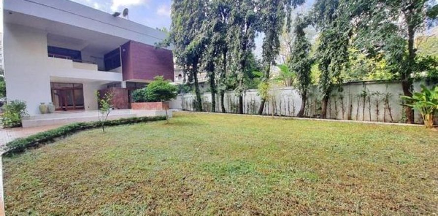 House in Bangkok, Thailand 5 bedrooms № 157536