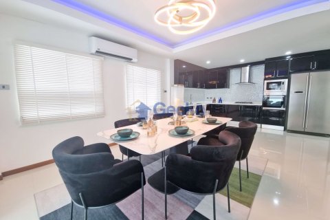 House in Pattaya, Thailand 4 bedrooms № 197288 - photo 10