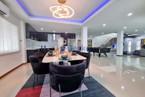 House in Pattaya, Thailand 4 bedrooms № 197288 - photo 11