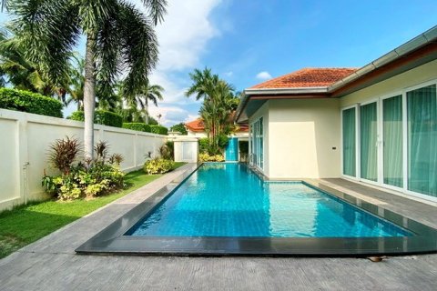 House in Pattaya, Thailand 4 bedrooms № 223052