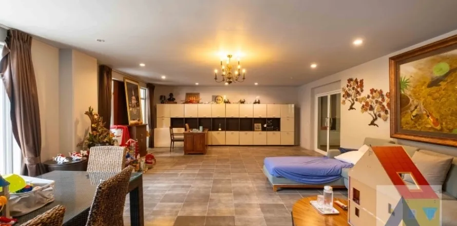 Haus in Watthana, Bangkok, Thailand 10 Schlafzimmer № 216873