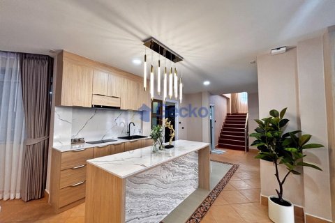 House in Pattaya, Thailand 4 bedrooms № 196065 - photo 11