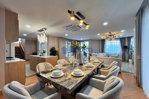 House in Pattaya, Thailand 4 bedrooms № 196065 - photo 9