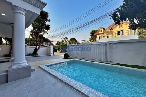 House in Pattaya, Thailand 4 bedrooms № 196065 - photo 3