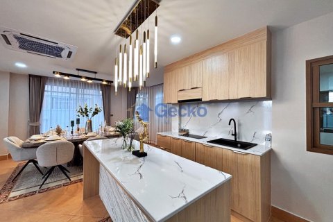 House in Pattaya, Thailand 4 bedrooms № 196065 - photo 12