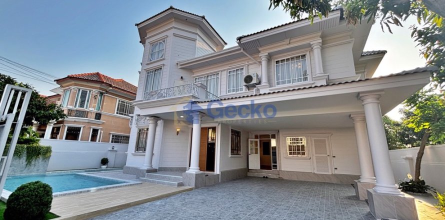 House in Pattaya, Thailand 4 bedrooms № 196065