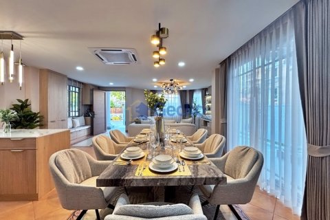 House in Pattaya, Thailand 4 bedrooms № 196065 - photo 10