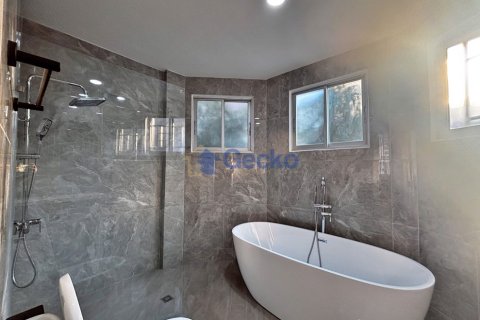 House in Pattaya, Thailand 4 bedrooms № 196065 - photo 21