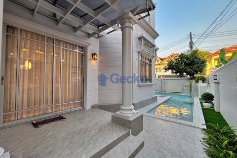 House in Pattaya, Thailand 4 bedrooms № 196065 - photo 4