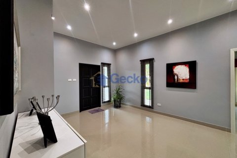 House in Pattaya, Thailand 4 bedrooms № 196069 - photo 15