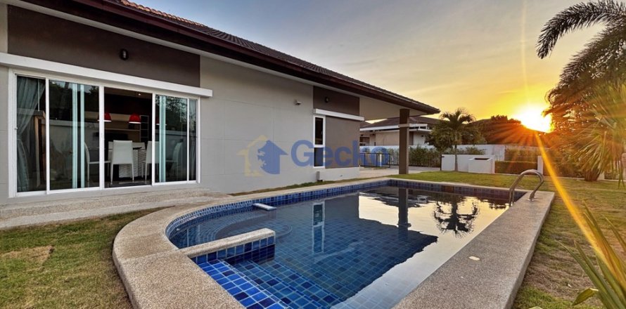 House in Pattaya, Thailand 4 bedrooms № 196069