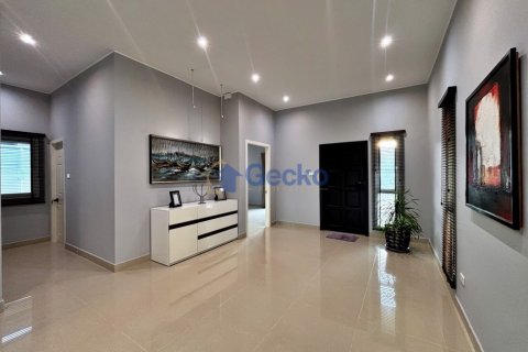 House in Pattaya, Thailand 4 bedrooms № 196069 - photo 14