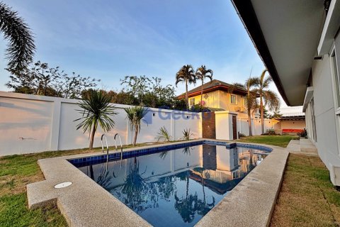 House in Pattaya, Thailand 4 bedrooms № 196069 - photo 2