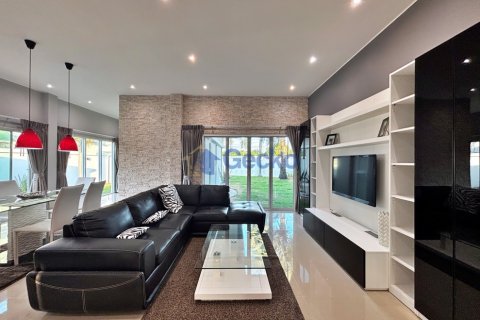 House in Pattaya, Thailand 4 bedrooms № 196069 - photo 13