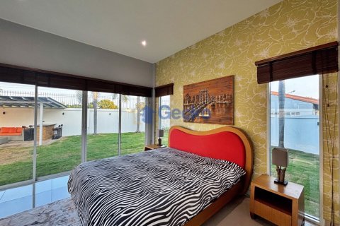 House in Pattaya, Thailand 4 bedrooms № 196069 - photo 17