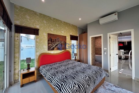 House in Pattaya, Thailand 4 bedrooms № 196069 - photo 18