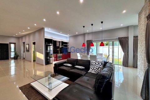 House in Pattaya, Thailand 4 bedrooms № 196069 - photo 8