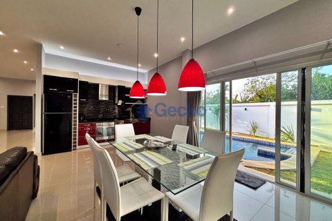 House in Pattaya, Thailand 4 bedrooms № 196069 - photo 10