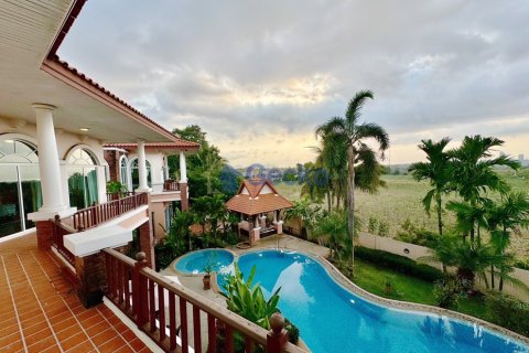 House in Pattaya, Thailand 4 bedrooms № 196531 - photo 12