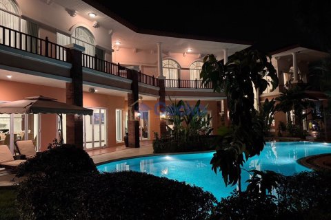 House in Pattaya, Thailand 4 bedrooms № 196531 - photo 13