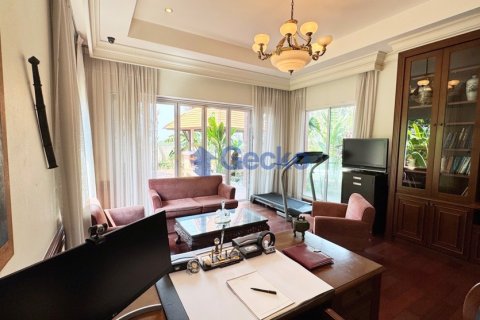 House in Pattaya, Thailand 4 bedrooms № 196531 - photo 24