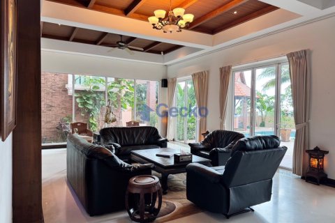 House in Pattaya, Thailand 4 bedrooms № 196531 - photo 4