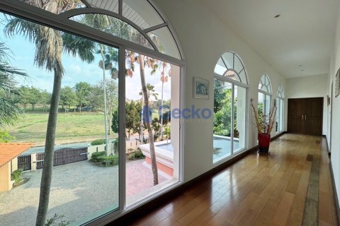 House in Pattaya, Thailand 4 bedrooms № 196531 - photo 16