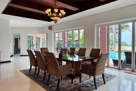 House in Pattaya, Thailand 4 bedrooms № 196531 - photo 3