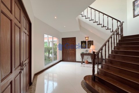 House in Pattaya, Thailand 4 bedrooms № 196531 - photo 17