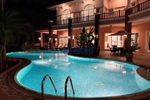 House in Pattaya, Thailand 4 bedrooms № 196531 - photo 14