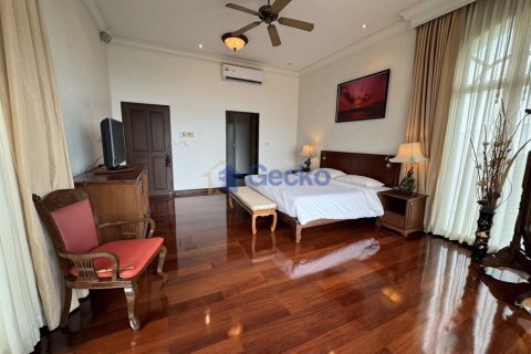 House in Pattaya, Thailand 4 bedrooms № 196531 - photo 27