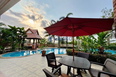 House in Pattaya, Thailand 4 bedrooms № 196531 - photo 2
