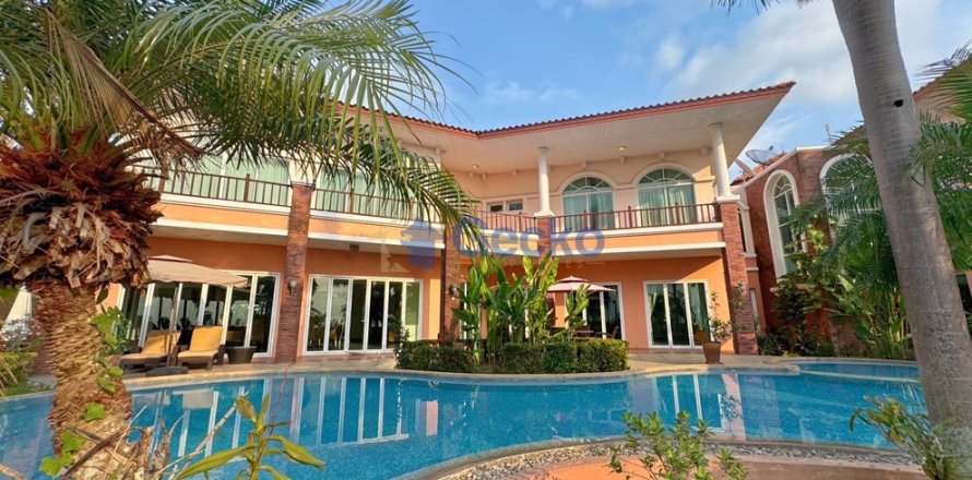 House in Pattaya, Thailand 4 bedrooms № 196531
