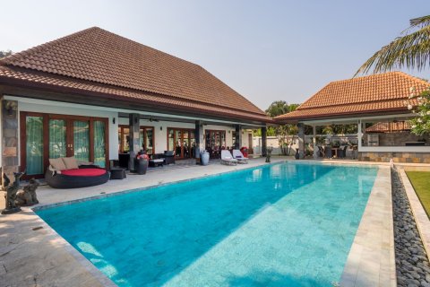 Вилла в Хуа Хине, Таиланд с 7 спальнями  № 147260 - фото 1