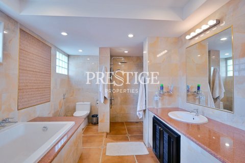 House in Pattaya, Thailand 6 bedrooms № 198050 - photo 26