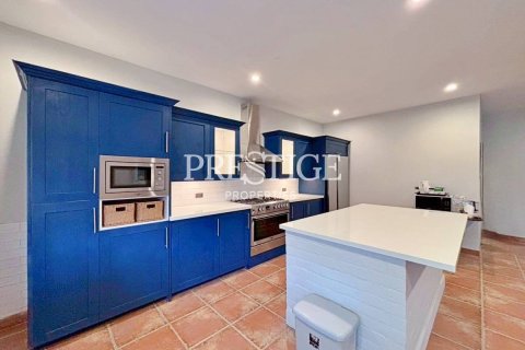 House in Pattaya, Thailand 6 bedrooms № 198050 - photo 17