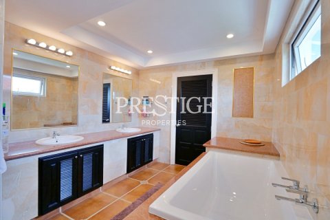 House in Pattaya, Thailand 6 bedrooms № 198050 - photo 27