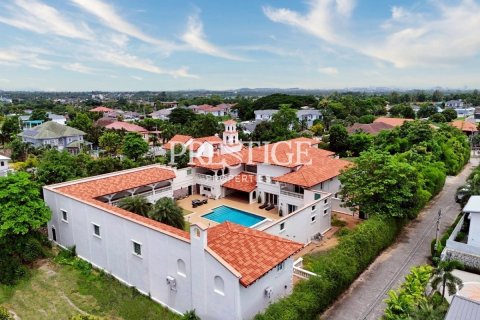 House in Pattaya, Thailand 6 bedrooms № 198050
