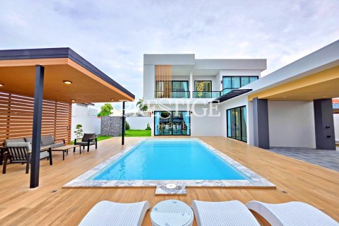 House in Pattaya, Thailand 5 bedrooms № 198047