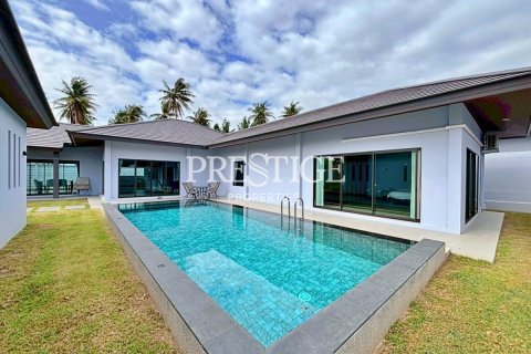 House in Pattaya, Thailand 3 bedrooms № 198049