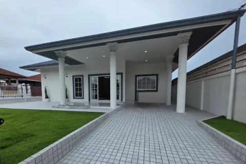 House in Pattaya, Thailand 3 bedrooms № 210569 - photo 1