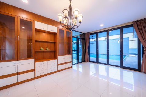 Villa in Pattaya, Thailand 6 bedrooms № 157905 - photo 9